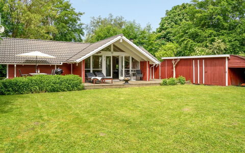 Maard - 325M from the Sea: Blau, Strauch, Hütte, Ground, Garten, Estate, Schatten, Landscaping, Bauernhaus, Eco Hotel
