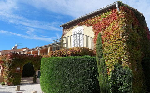 Les Carles: Grün, Eigentum, Haus, Himmel, Hecke, Die Architektur, Strauch, Wand, Gebäude, Baum