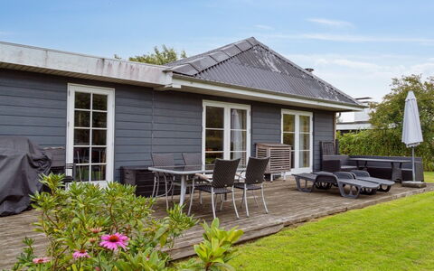 Thala - 150M from the Sea: Möbel, Interior Design, Flooring, Holz, Fussboden, Decke, Holzboden, Stuhl, Tabelle, Beleuchtung