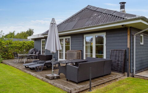 Thala - 150M from the Sea: Möbel, Interior Design, Flooring, Holz, Fussboden, Decke, Holzboden, Stuhl, Tabelle, Beleuchtung