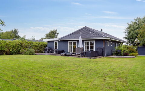 Thala - 150M from the Sea: Möbel, Interior Design, Flooring, Holz, Fussboden, Decke, Holzboden, Stuhl, Tabelle, Beleuchtung