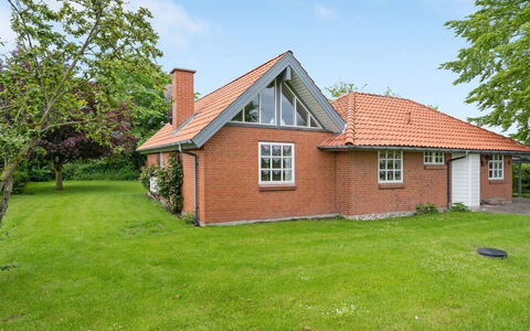 Radojka - 75M from the Sea: Dach, Haus, Grundstueck, Zuhause, Hütte, Estate, Gartenbauten, Schatten, Blockhaus, Landscaping