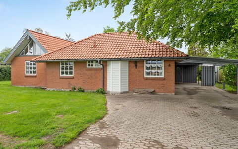 Radojka - 75M from the Sea: Dach, Haus, Grundstueck, Zuhause, Hütte, Estate, Gartenbauten, Schatten, Blockhaus, Landscaping