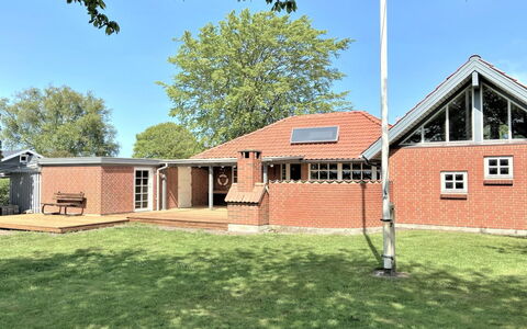Radojka - 75M from the Sea: Dach, Haus, Grundstueck, Zuhause, Hütte, Estate, Gartenbauten, Schatten, Blockhaus, Landscaping