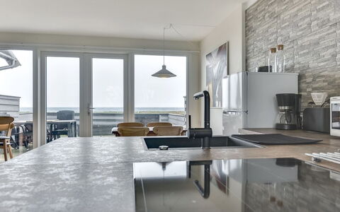 Vincent - 10M from the Sea: Countertop, Flooring, Küche, Fussboden, Natürliches Material, Decke, Granit, Cabinetry, Armatur