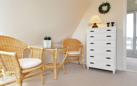 Vincent - 10M from the Sea: Möbel, Interior Design, Holz, Flooring, Fussboden, Beleuchtung, Stuhl, Zimmer, Wicker, Wohnzimmer