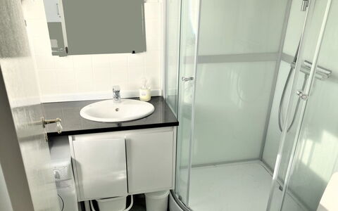 Vincent - 10M from the Sea: Badezimmer, Armatur, Bad Sink, Interior Design, Sinken, Flooring, Fussboden, Toilette, Installation, Zapfhahn