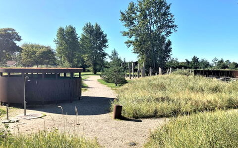 Vincent - 10M from the Sea: Strauch, Grundstueck, Pflanzengemeinschaft, Garten, Landscaping, Park, Ranch