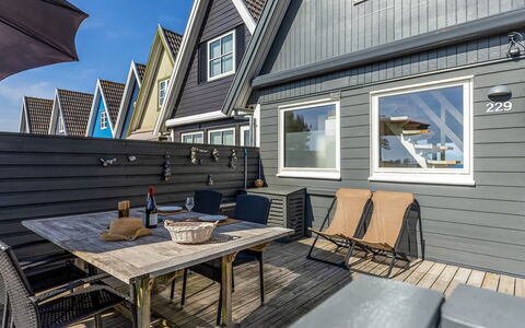 Vincent - 10M from the Sea: Holz, Zuhause, Abstellgleis, Planke, Hartholz, Deck, Holzboden, Design, Veranda, Gartenmöbel