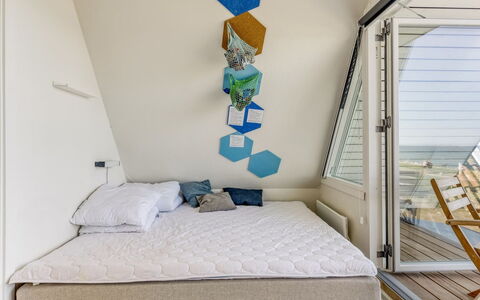 Vincent - 10M from the Sea: Flooring, Holz, Fussboden, Interior Design, Schlafzimmer, Linens, Möbel, Zimmer, Bett, Holzboden