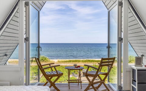 Vincent - 10M from the Sea: Holz, Hartholz, Deck, Schatten, Stuhl, Holzbeize, Ozean, Planke, Gartenmöbel, Eco Hotel