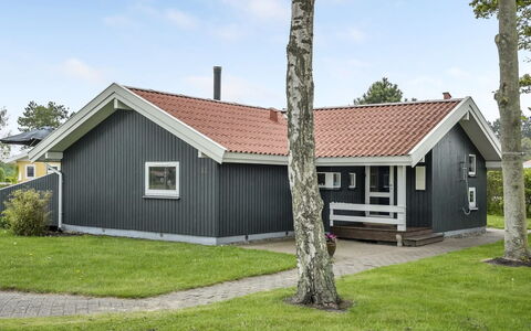 Barth - 150M from the Sea: Dach, Haus, Grundstueck, Zuhause, Hütte, Estate, Gartenbauten, Schatten, Blockhaus, Landscaping