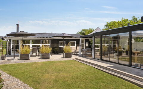 Helmina - 125M from the Sea: Dach, Haus, Grundstueck, Zuhause, Hütte, Estate, Gartenbauten, Schatten, Blockhaus, Landscaping