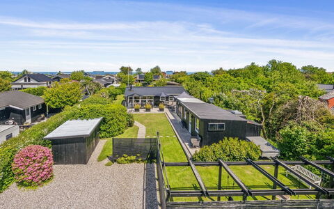 Helmina - 125M from the Sea: Dach, Haus, Grundstueck, Zuhause, Hütte, Estate, Gartenbauten, Schatten, Blockhaus, Landscaping