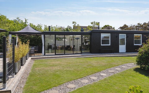 Helmina - 125M from the Sea: Dach, Haus, Grundstueck, Zuhause, Hütte, Estate, Gartenbauten, Schatten, Blockhaus, Landscaping