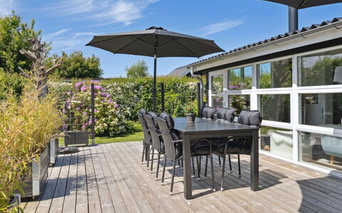 Helmina - 125M from the Sea: Dach, Haus, Grundstueck, Zuhause, Hütte, Estate, Gartenbauten, Schatten, Blockhaus, Landscaping