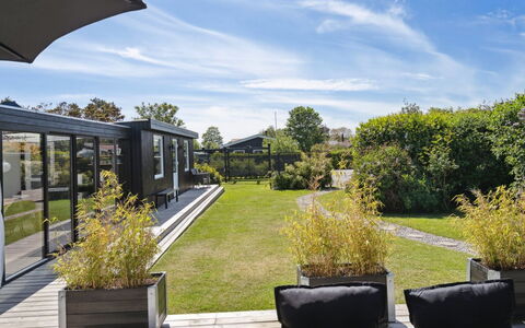Helmina - 125M from the Sea: Dach, Haus, Grundstueck, Zuhause, Hütte, Estate, Gartenbauten, Schatten, Blockhaus, Landscaping