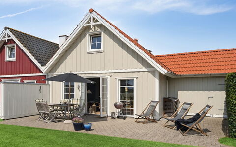 Daniela - 300M from the Sea: Wohngebiet, Dach, Vorort, Auffahrt, Estate, Kamin