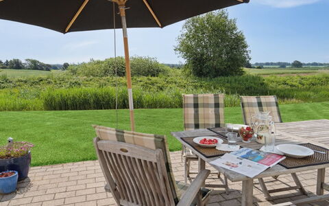 Daniela - 300M from the Sea: Wohngebiet, Dach, Vorort, Auffahrt, Estate, Kamin