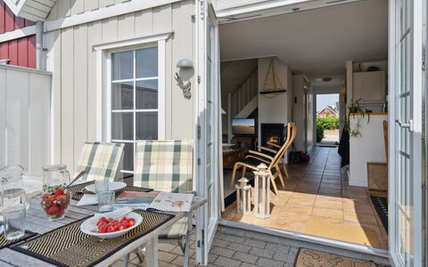 Daniela - 300M from the Sea: Wohngebiet, Dach, Vorort, Auffahrt, Estate, Kamin
