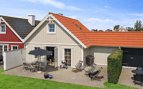 Daniela - 300M from the Sea: Wohngebiet, Dach, Vorort, Auffahrt, Estate, Kamin