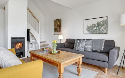 Askan - 200M from the Sea: Möbel, Interior Design, Couch, Flooring, Holz, Wohnzimmer, Fussboden, Zimmer, Tabelle