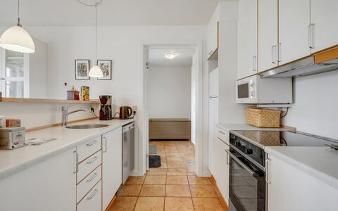 Askan - 200M from the Sea: Küche, Countertop, Flooring, Küchengerät, Major Appliance, Interior Design, Cabinetry, Holz, Fussboden, Decke