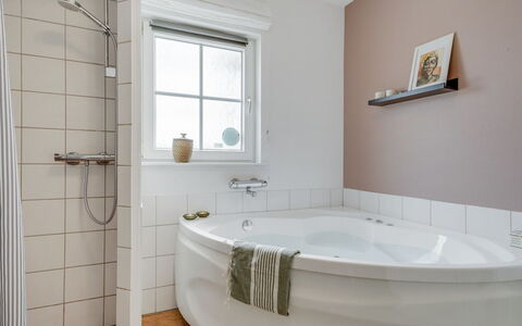 Askan - 200M from the Sea: Badezimmer, Badewanne, Armatur, Interior Design, Flooring, Fussboden, Installation, Zapfhahn, Decke, Zimmer