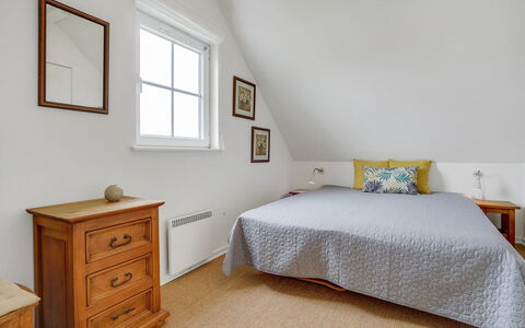 Askan - 200M from the Sea: Bett, Schlafzimmer, Wand, Interior Design, Holz, Flooring, Decke, Fussboden, Bettdecke, Bedding