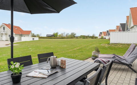 Askan - 200M from the Sea: Wohngebiet, Dach, Vorort, Auffahrt, Estate, Kamin