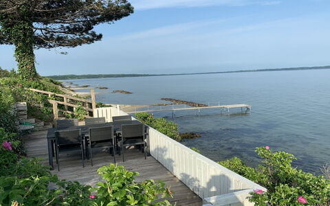 Amia - 20M from the Sea: Möbel, Interior Design, Stuhl, Flooring, Tabelle, Resort, Fussboden, Decke, Zimmer, Eco Hotel