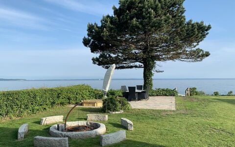 Amia - 20M from the Sea: Möbel, Interior Design, Stuhl, Flooring, Tabelle, Resort, Fussboden, Decke, Zimmer, Eco Hotel