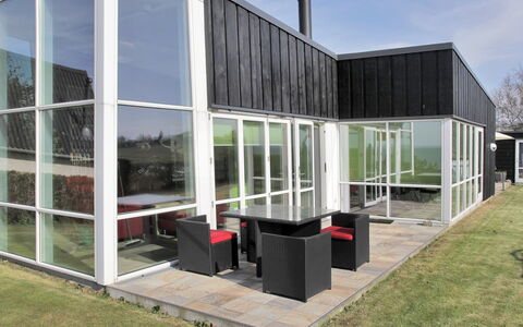 Amia - 20M from the Sea: Möbel, Interior Design, Stuhl, Flooring, Tabelle, Resort, Fussboden, Decke, Zimmer, Eco Hotel