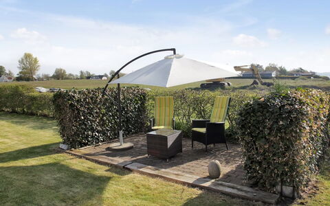 Amia - 20M from the Sea: Möbel, Interior Design, Stuhl, Flooring, Tabelle, Resort, Fussboden, Decke, Zimmer, Eco Hotel