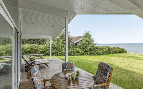 Elfi - 30M from the Sea: Blau, Strauch, Hütte, Ground, Garten, Estate, Schatten, Landscaping, Bauernhaus, Eco Hotel