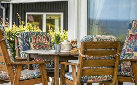 Elfi - 30M from the Sea: Blau, Strauch, Hütte, Ground, Garten, Estate, Schatten, Landscaping, Bauernhaus, Eco Hotel