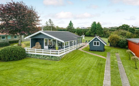 Fita - 300M from the Sea: Blau, Strauch, Hütte, Ground, Garten, Estate, Schatten, Landscaping, Bauernhaus, Eco Hotel