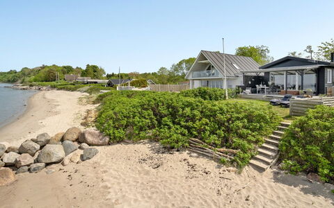 Käthe - 5M from the Sea: Blau, Strauch, Hütte, Ground, Garten, Estate, Schatten, Landscaping, Bauernhaus, Eco Hotel