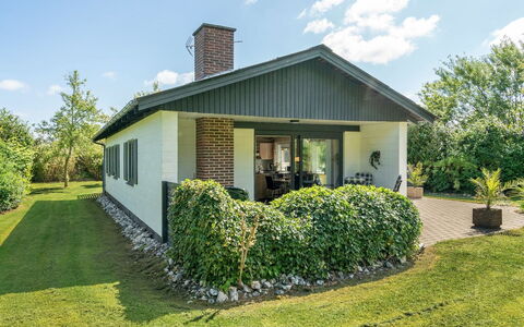 Suni - 400M from the Sea: Blau, Strauch, Hütte, Ground, Garten, Estate, Schatten, Landscaping, Bauernhaus, Eco Hotel