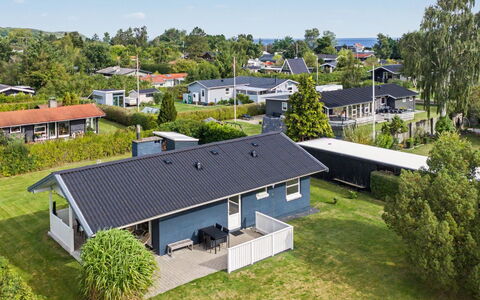 Undine - 300M from the Sea: Holz, Garten, Hinterhof, Grundstueck, Zuhause, Dach, Schatten, Deck, Hartholz, Garten