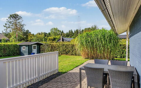 Undine - 300M from the Sea: Holz, Garten, Hinterhof, Grundstueck, Zuhause, Dach, Schatten, Deck, Hartholz, Garten