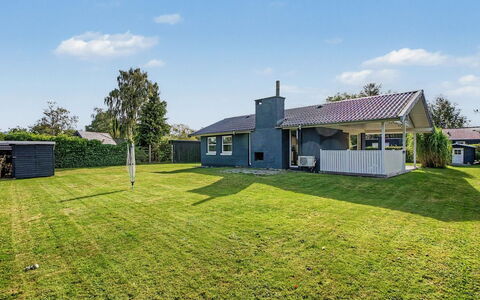 Undine - 300M from the Sea: Holz, Garten, Hinterhof, Grundstueck, Zuhause, Dach, Schatten, Deck, Hartholz, Garten