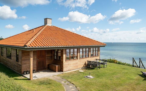 Botmar - 10M from the Sea: Möbel, Interior Design, Flooring, Holz, Fussboden, Decke, Holzboden, Stuhl, Tabelle, Beleuchtung
