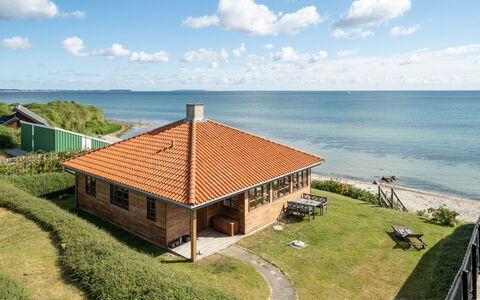 Botmar - 10M from the Sea: Möbel, Interior Design, Flooring, Holz, Fussboden, Decke, Holzboden, Stuhl, Tabelle, Beleuchtung