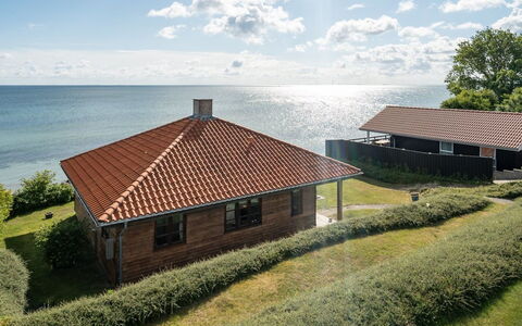 Botmar - 10M from the Sea: Möbel, Interior Design, Flooring, Holz, Fussboden, Decke, Holzboden, Stuhl, Tabelle, Beleuchtung