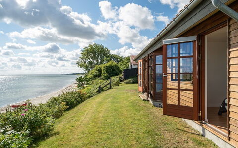 Botmar - 10M from the Sea: Möbel, Interior Design, Flooring, Holz, Fussboden, Decke, Holzboden, Stuhl, Tabelle, Beleuchtung
