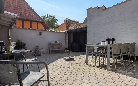 Zezilie - 500M from the Sea: Wohngebiet, Dach, Vorort, Auffahrt, Estate, Kamin