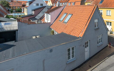 Zezilie - 500M from the Sea: Wohngebiet, Dach, Vorort, Auffahrt, Estate, Kamin