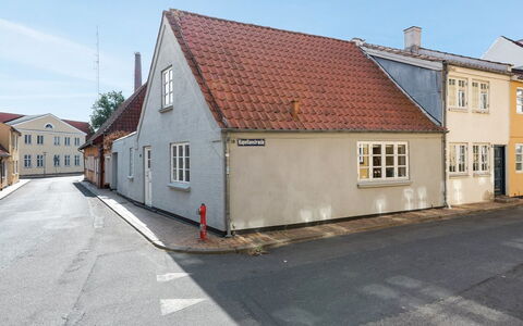Zezilie - 500M from the Sea: Wohngebiet, Dach, Vorort, Auffahrt, Estate, Kamin