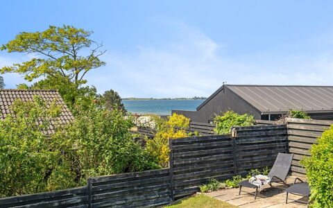 Wrange - 150M from the Sea: Dach, Haus, Grundstueck, Zuhause, Hütte, Estate, Gartenbauten, Schatten, Blockhaus, Landscaping